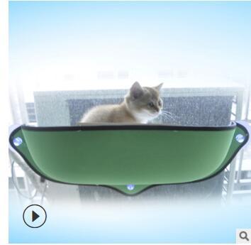 Hamac pour chat sur le rebord de la fenêtre